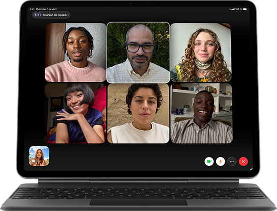 iPad Air, acoplado a un Magic Keyboard, color negro, llamada FaceTime de grupo en la pantalla