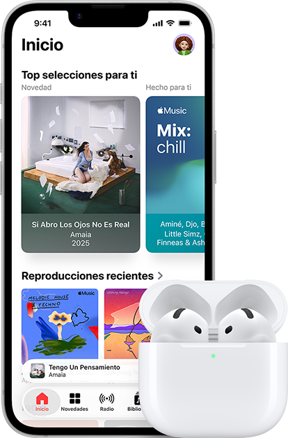 iPhone 17e, parte delantera, app Música con la pantalla de inicio abierta, al lado hay unos AirPods Pro 3 en un estuche de carga MagSafe abierto