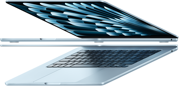 Dos portátiles MacBook Air en azul cielo abiertos que forman la figura de una flecha para resaltar su diseño fino
