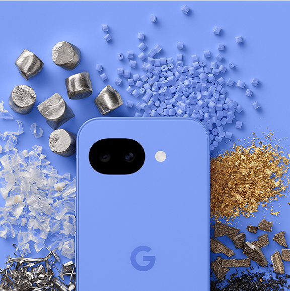 Google Pixel 10a en color lavanda sobre un fondo de fragmentos y texturas metálicas.