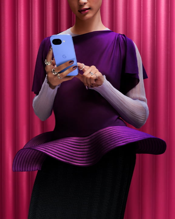 Imagen de estilo de vida de una mujer mirando un dispositivo Pixel 10a.
