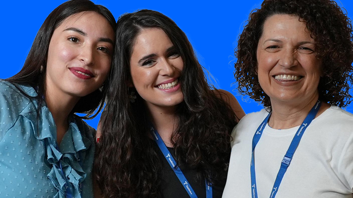mujeres felices gracias al compromiso de Telefonica con sus clientes