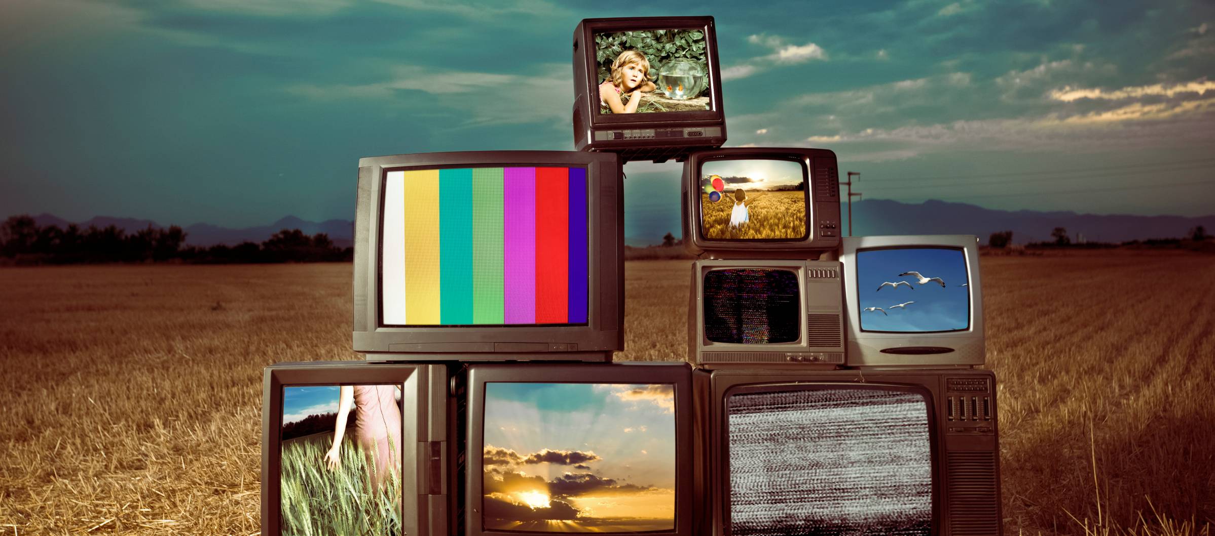 8%20Televisiones%20anal%C3%B3gicas%20en%20mitad%20del%20campo%20de%20trigo