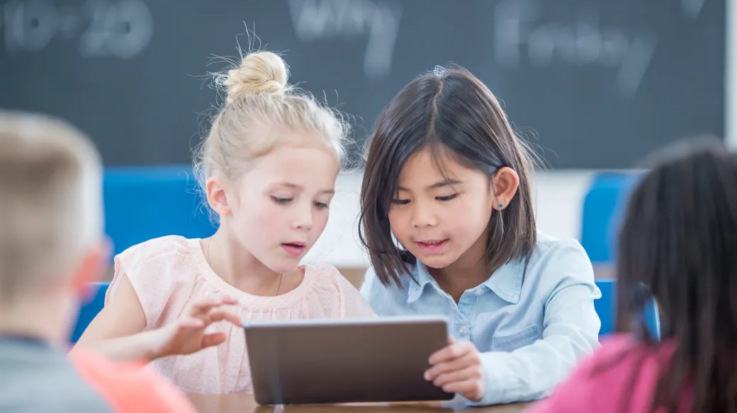 Niñas mirando una tablet