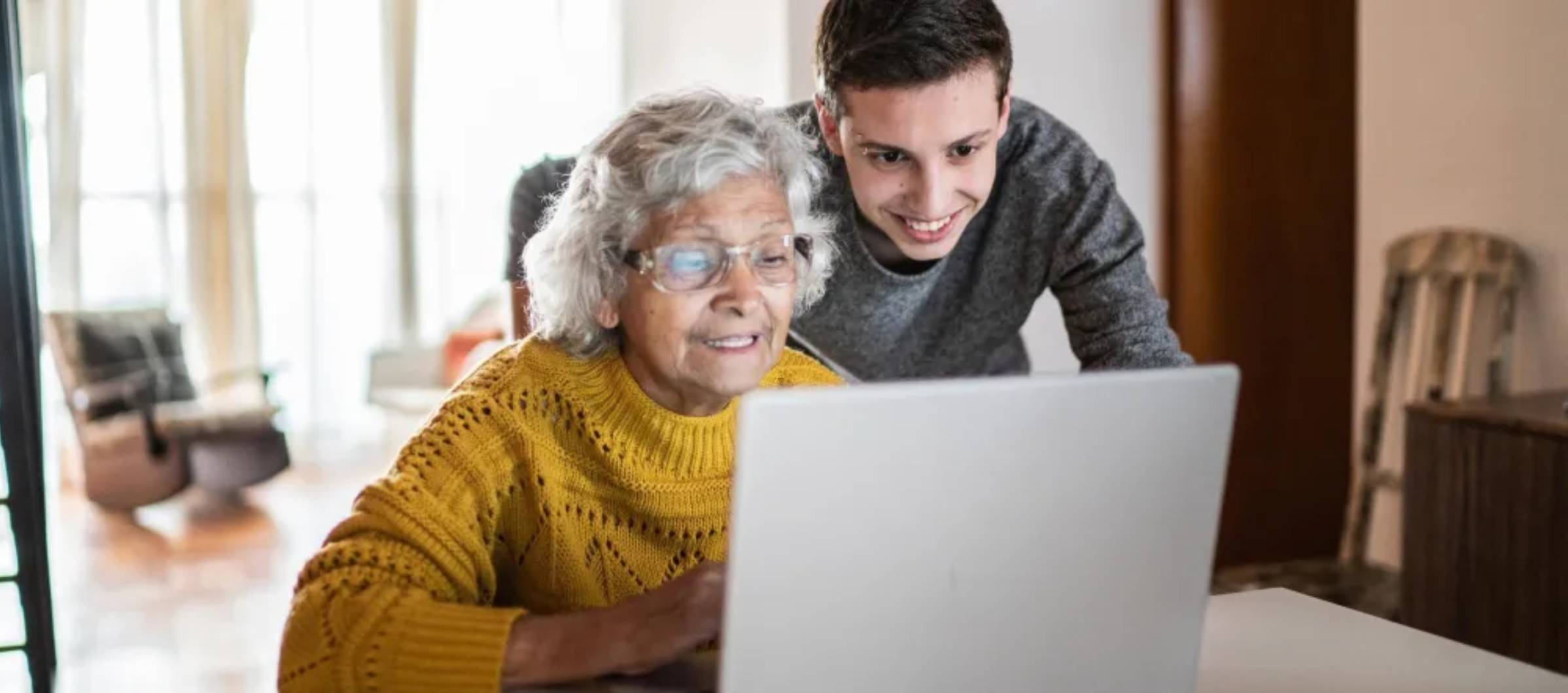 Abuela%20y%20nieto%20mirando%20ordenador%20en%20salon