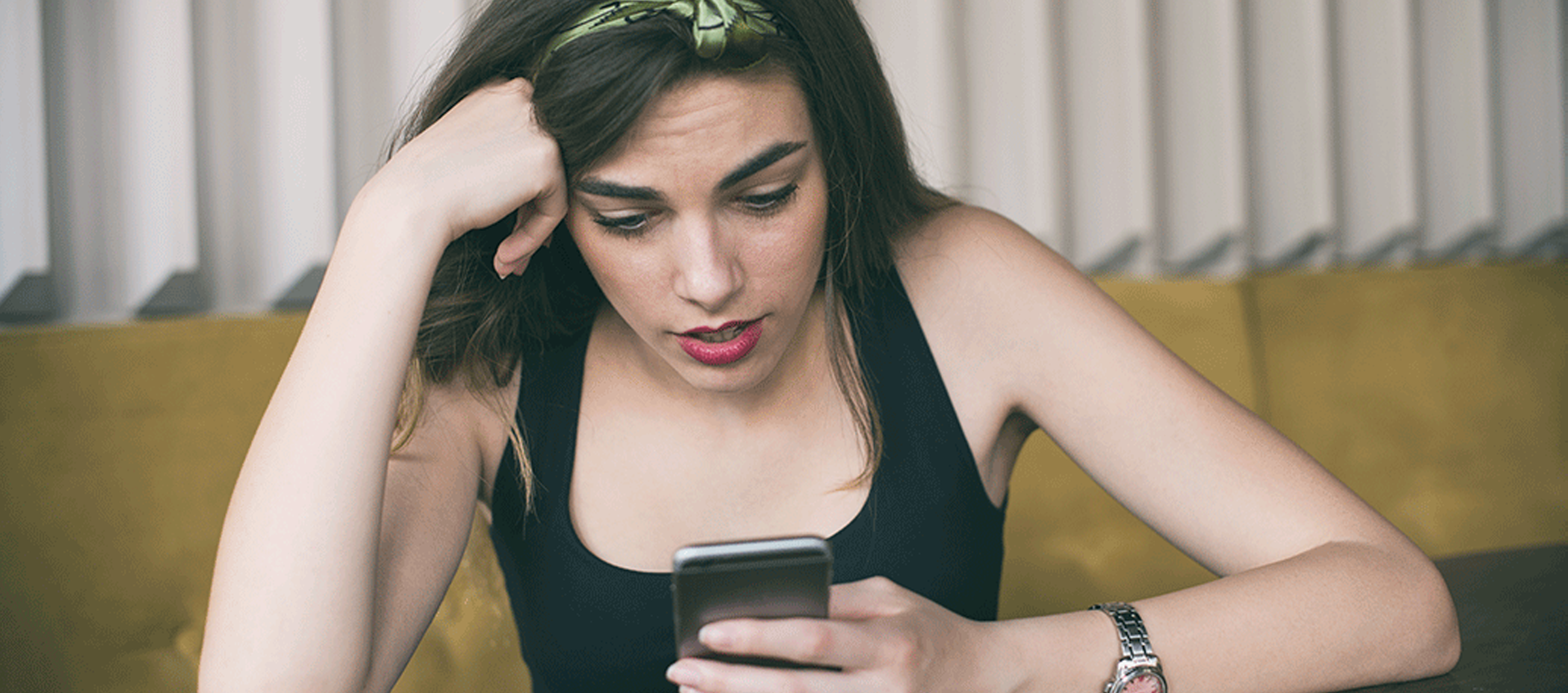 Chica%20mirando%20movil%20con%20sorpresa