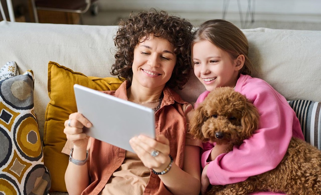 Madre e hija mirando una tablet