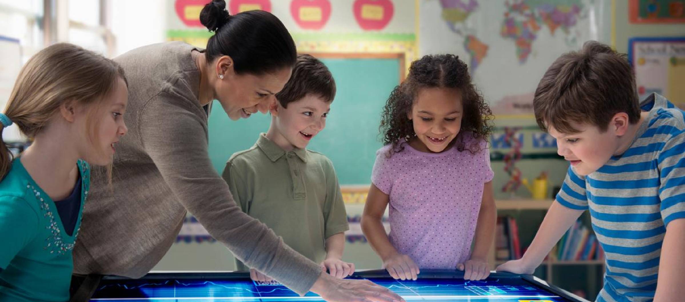 Profesora_y_alumnos_con_pizarra_t-ctil