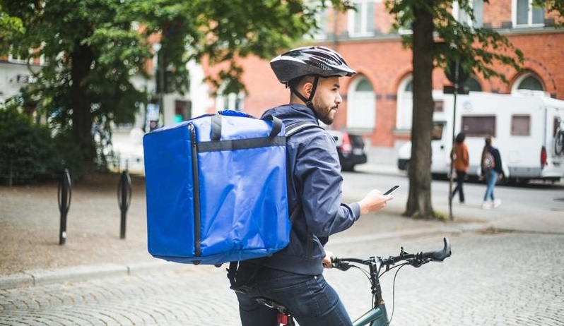 Repartidor de comida en bicicleta Repartidor de comida en bicicleta