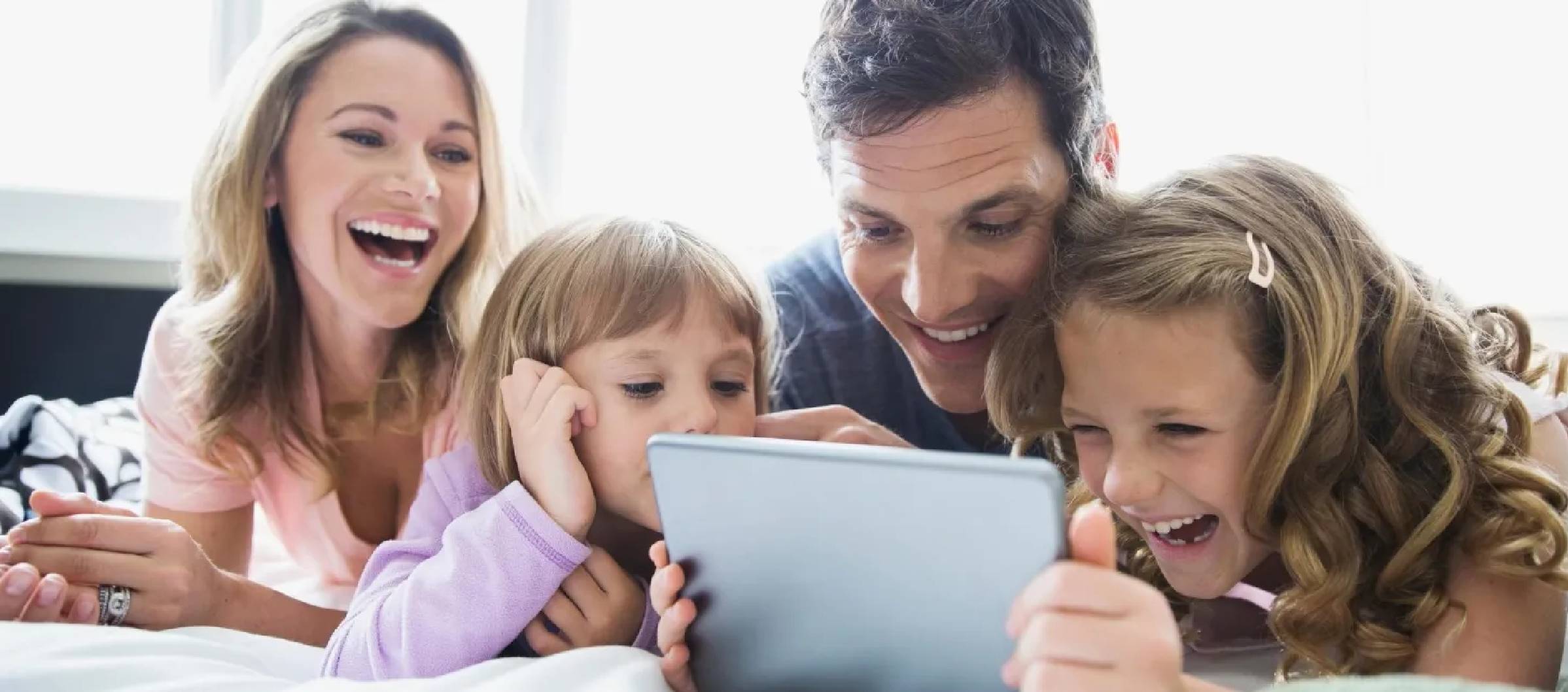 familia%20con%20dispositivosjpg