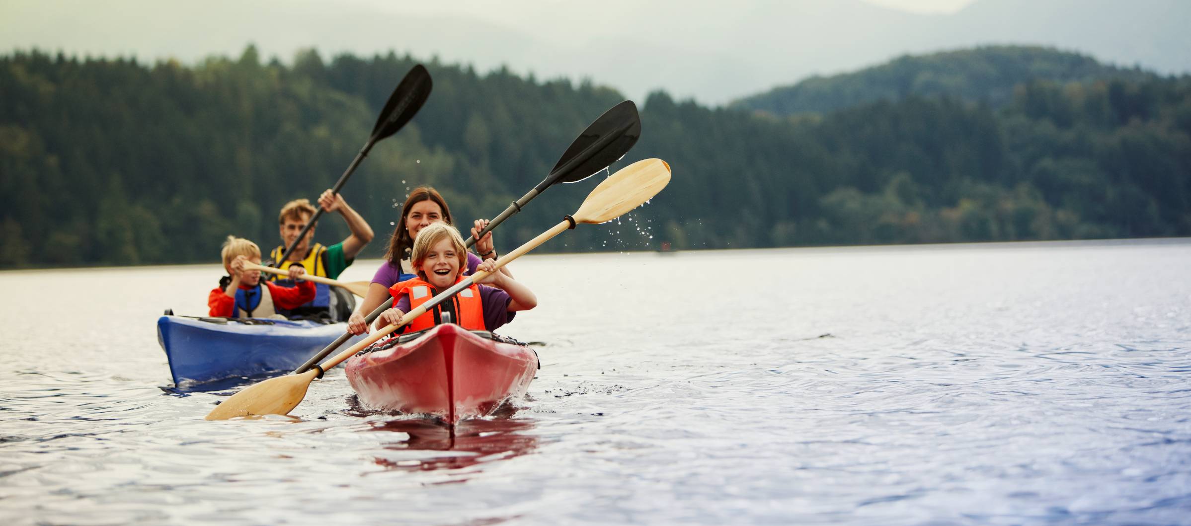 familia%20en%20lago%20con%20dos%20kayaks