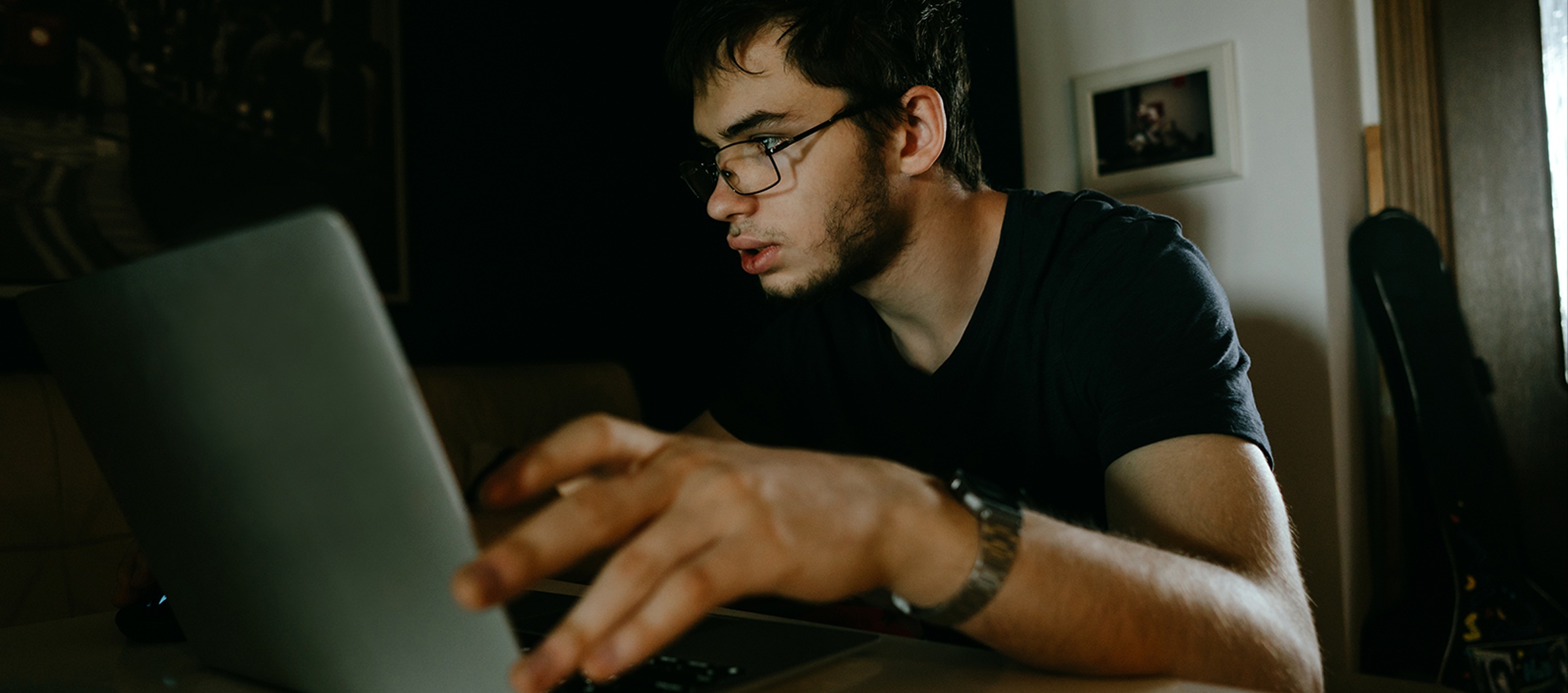 joven%20delante%20del%20ordenador