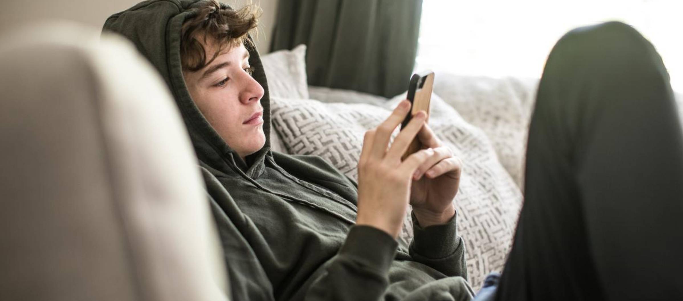 joven%20en%20sofa%20con%20movil