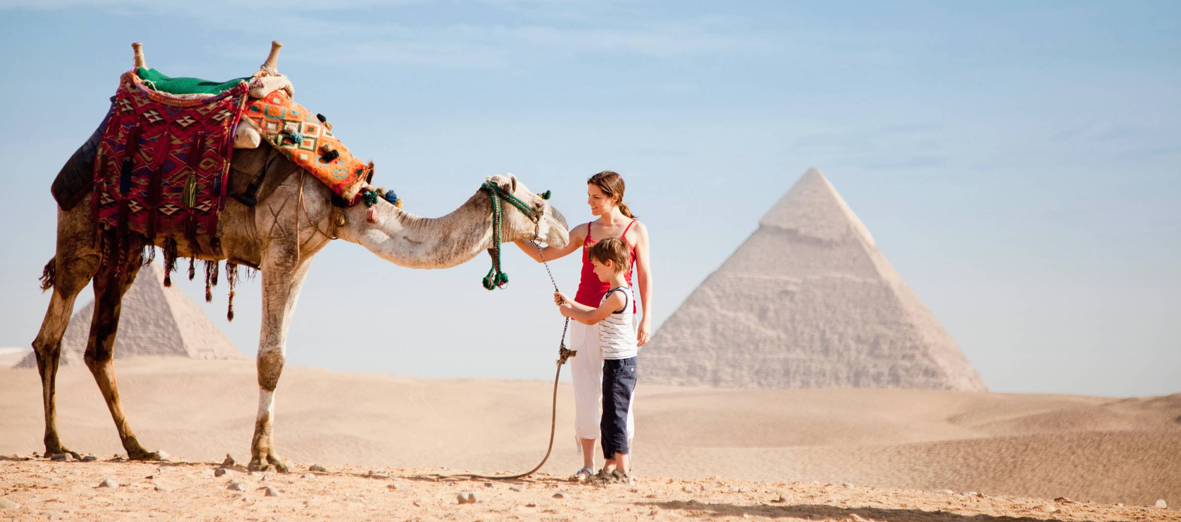 madre%20e%20hijo%20delate%20de%20piramide%20egipto%20con%20camello
