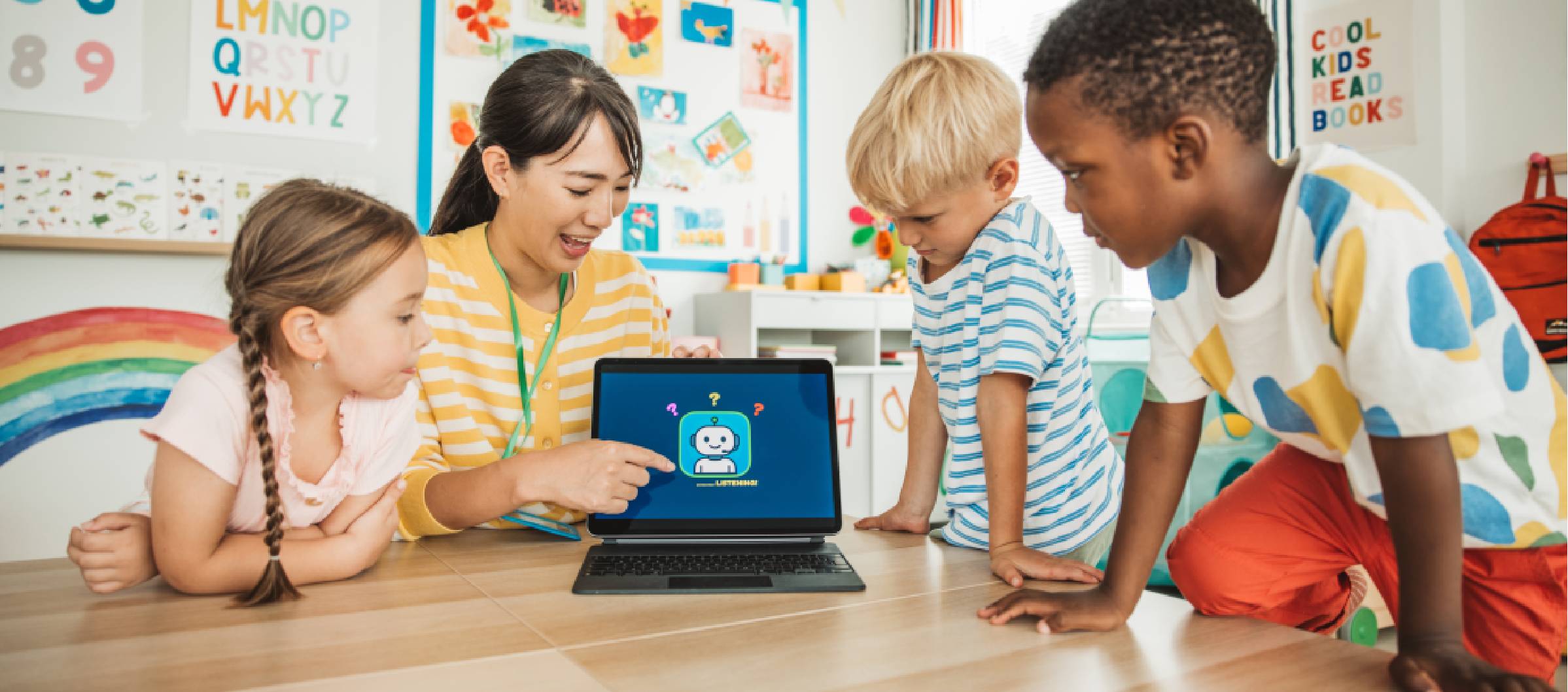 Niños con maestra y ordenador
