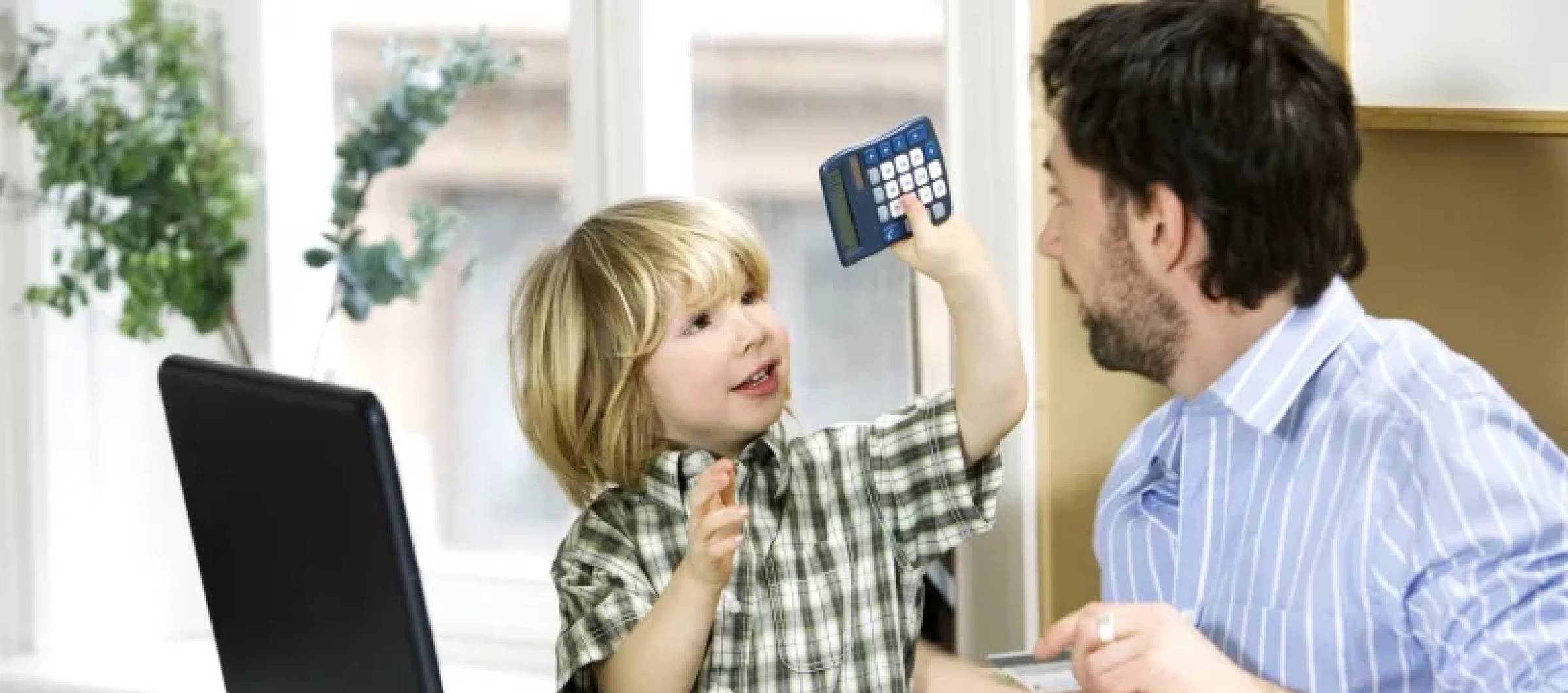nino%20con%20calculadora%20y%20adulto%20con%20ordenador
