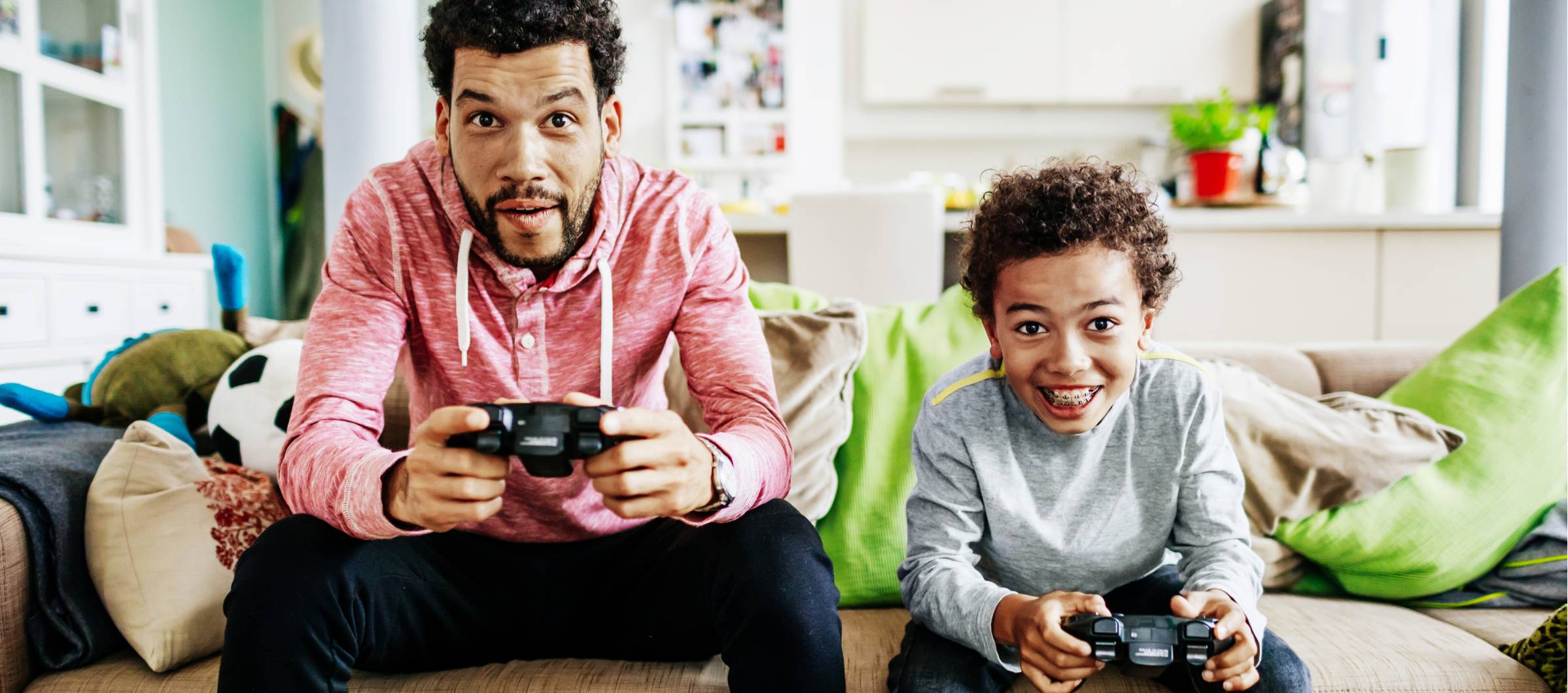 padre%20e%20hijo%20jugando%20videojuego%20en%20sofa