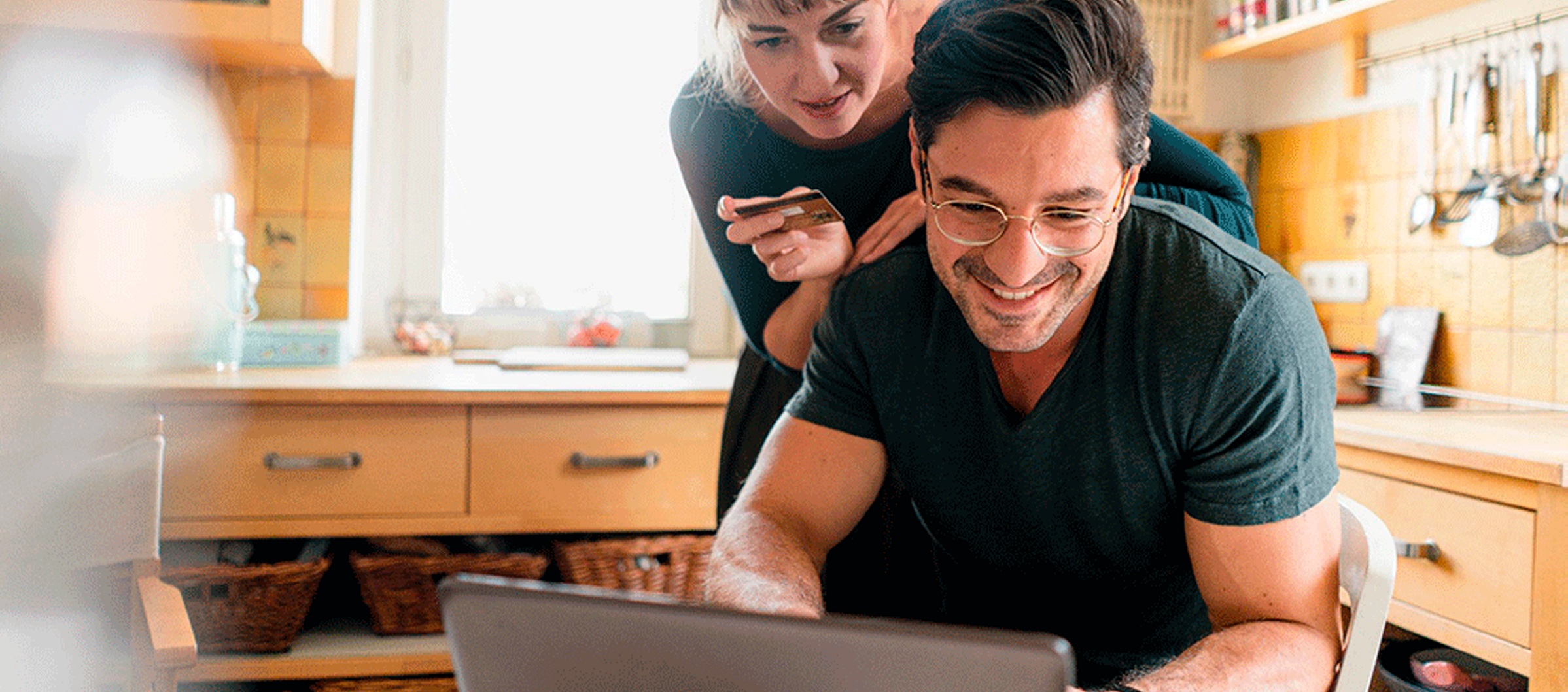 pareja%20comprando%20con%20un%20ordenador