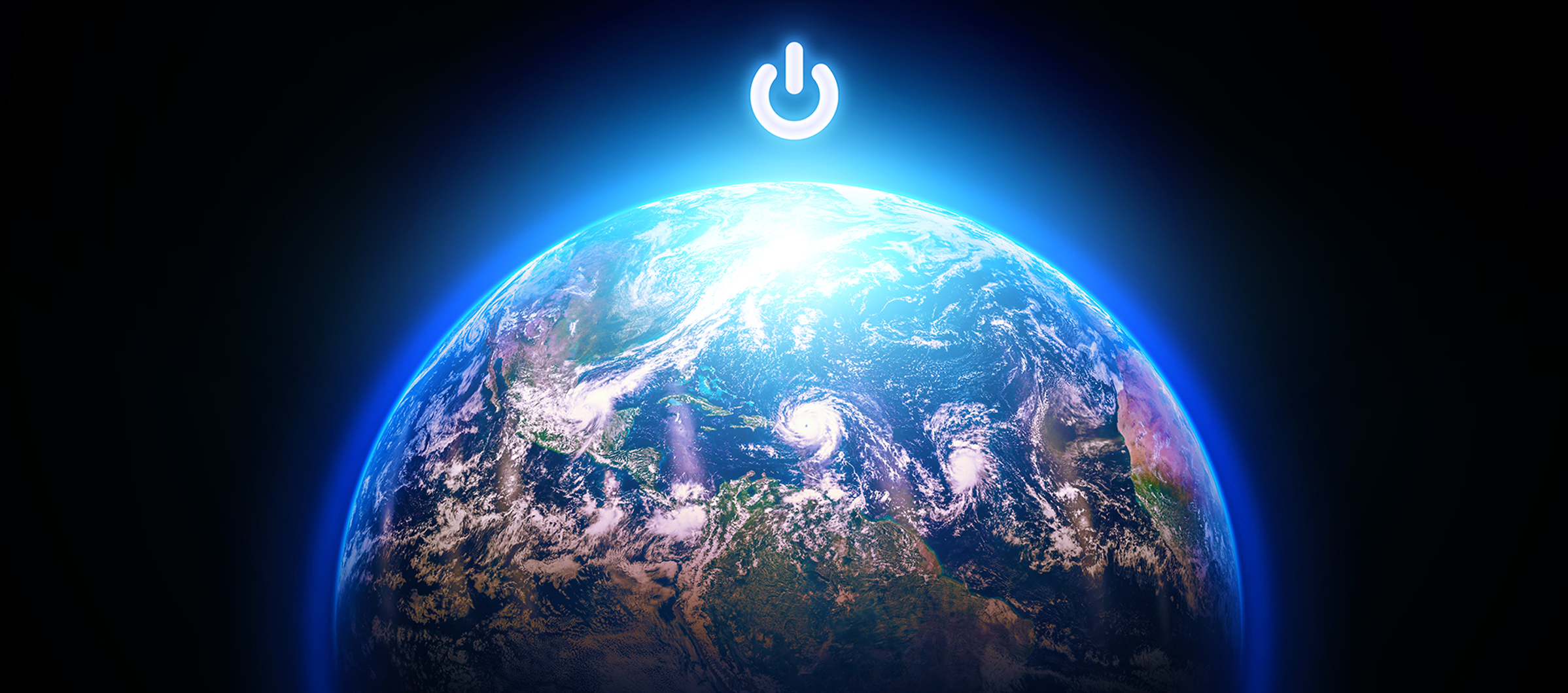 Mujer sentada mirando ropa en un smartphone  