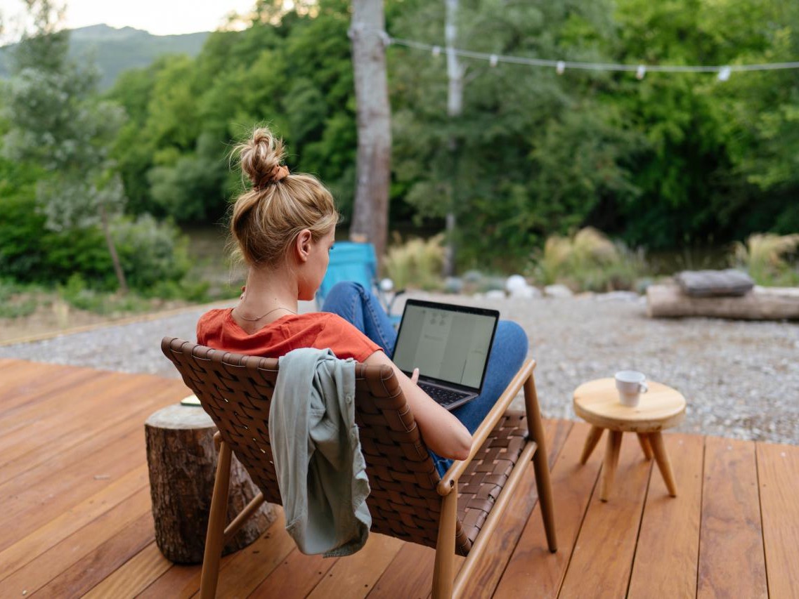 chica-teletrabajo-camping