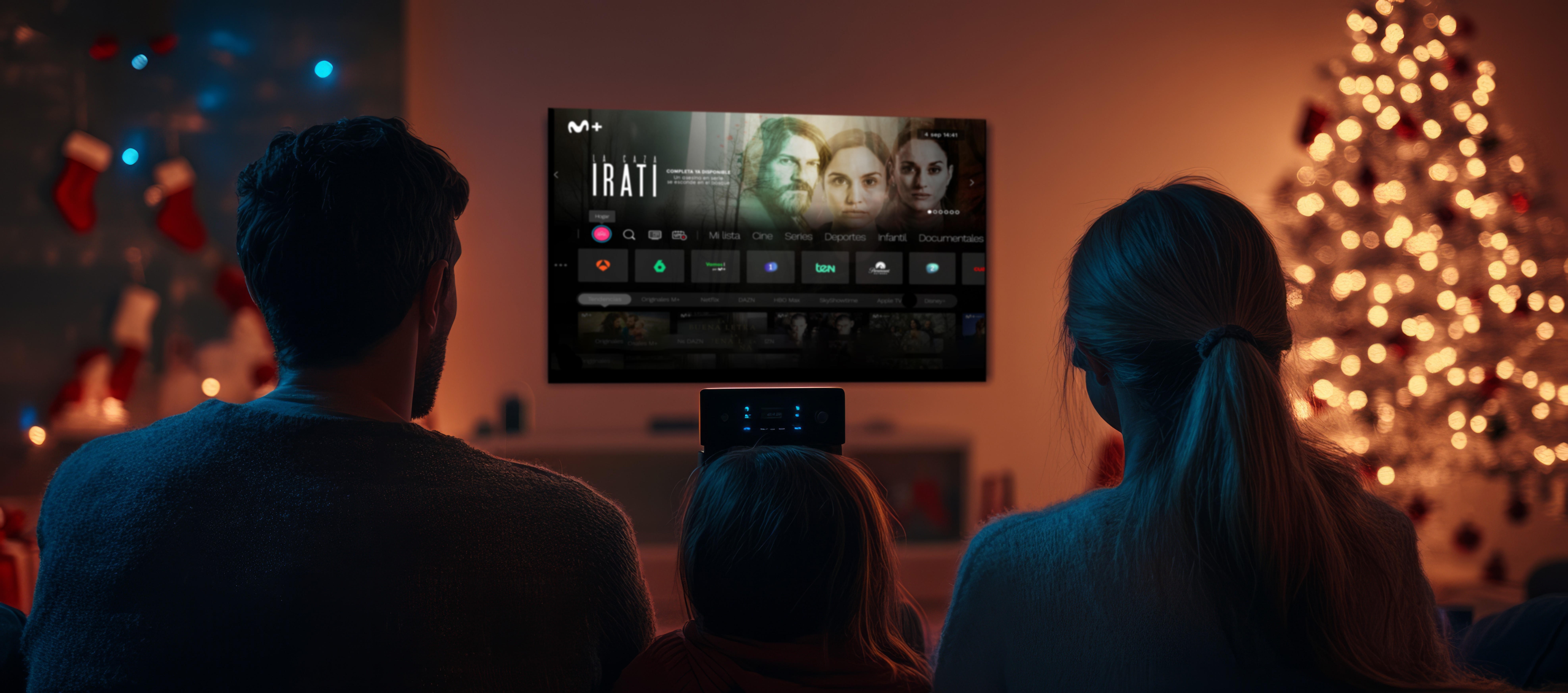 familia_tv_navidad_arbol